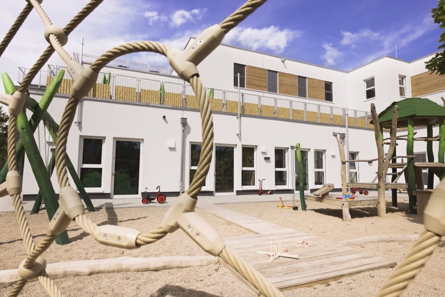 kita-kinderzimmer-eckerkoppel-hamburg-farmsen-berne_außengelände3 Blick vom Außengelände auf das Gebäude der Kita kinderzimmer Eckerkoppel in Hamburg Farmsen Berne