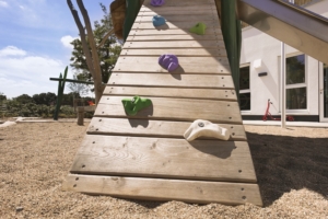 kita-kinderzimmer-eckerkoppel-hamburg-farmsen-berne_außengelände2 Kletterwand auf dem Außengelände der Kita kinderzimmer Eckerkoppel in Hamburg Farmsen Berne