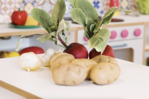 kita-kinderzimmer-eckerkoppel-hamburg-farmsen-berne_Kaufmannsladen Gemüse aus dem Kaufmannsladen der Kita kinderzimmer Eckerkoppel in Hamburg Farmsen Berne