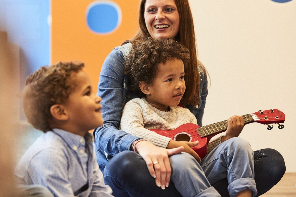 kita-kinderzimmer-hamburg-kinder-gitarre-spielen