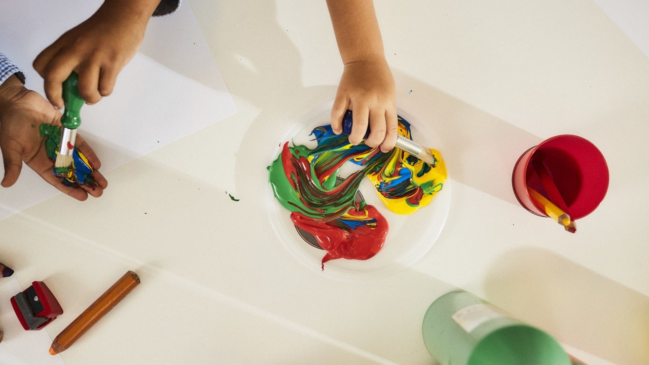 kita-kinderzimmer-hamburg-ratgeber-basteln-kinder-fingerfarbe