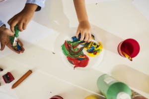 kita-kinderzimmer-hamburg-ratgeber-basteln-kinder-fingerfarbe