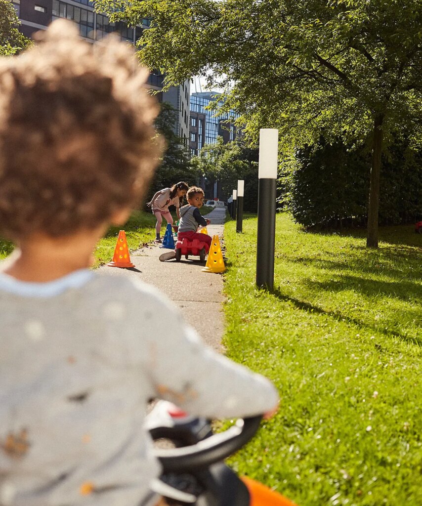 kita-kinderzimmer-hamburg-ratgeber-shooting-draußen-gehen