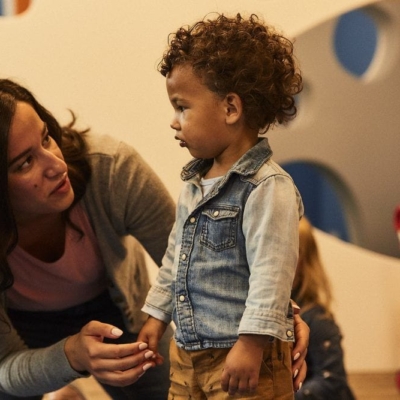 kita-kinderzimmer-hamburg-ratgeber-sprachförderung-kind-spielen