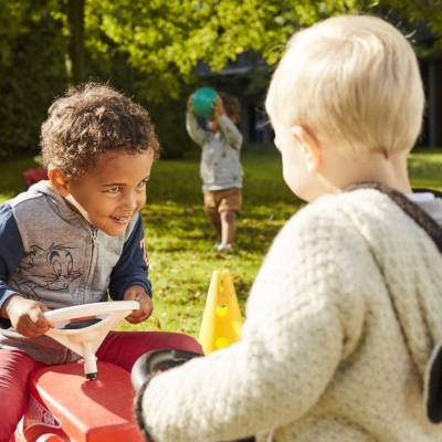 kita-kinderzimmer-hamburg-shooting-kinder-spielen-bobbicar