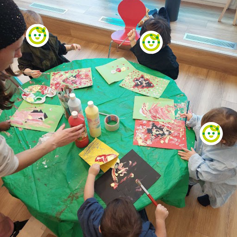 Kinder malen in der Kita kinderzimmer Hamburg gemeinsam an einem Tisch.