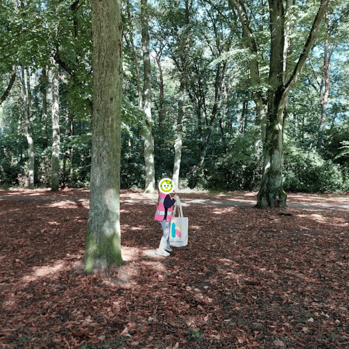 Ein Kind der  Kita kinderzimmer Hamburg macht einen Ausflug im Wald und trägt dabei einen Beutel