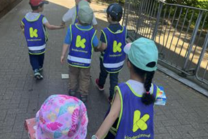 kita-hamburg-barmbek-kinderzimmer-seebek-Ausflug_Weg_Hippo Kinder der Kita kinderzimmer Seebek mit Warnwesten auf einem Ausflug
