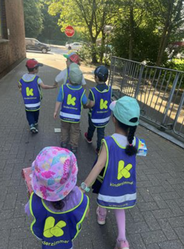 kita-hamburg-barmbek-kinderzimmer-seebek-Ausflug_Weg_Hippo Kinder der Kita kinderzimmer Seebek mit Warnwesten auf einem Ausflug