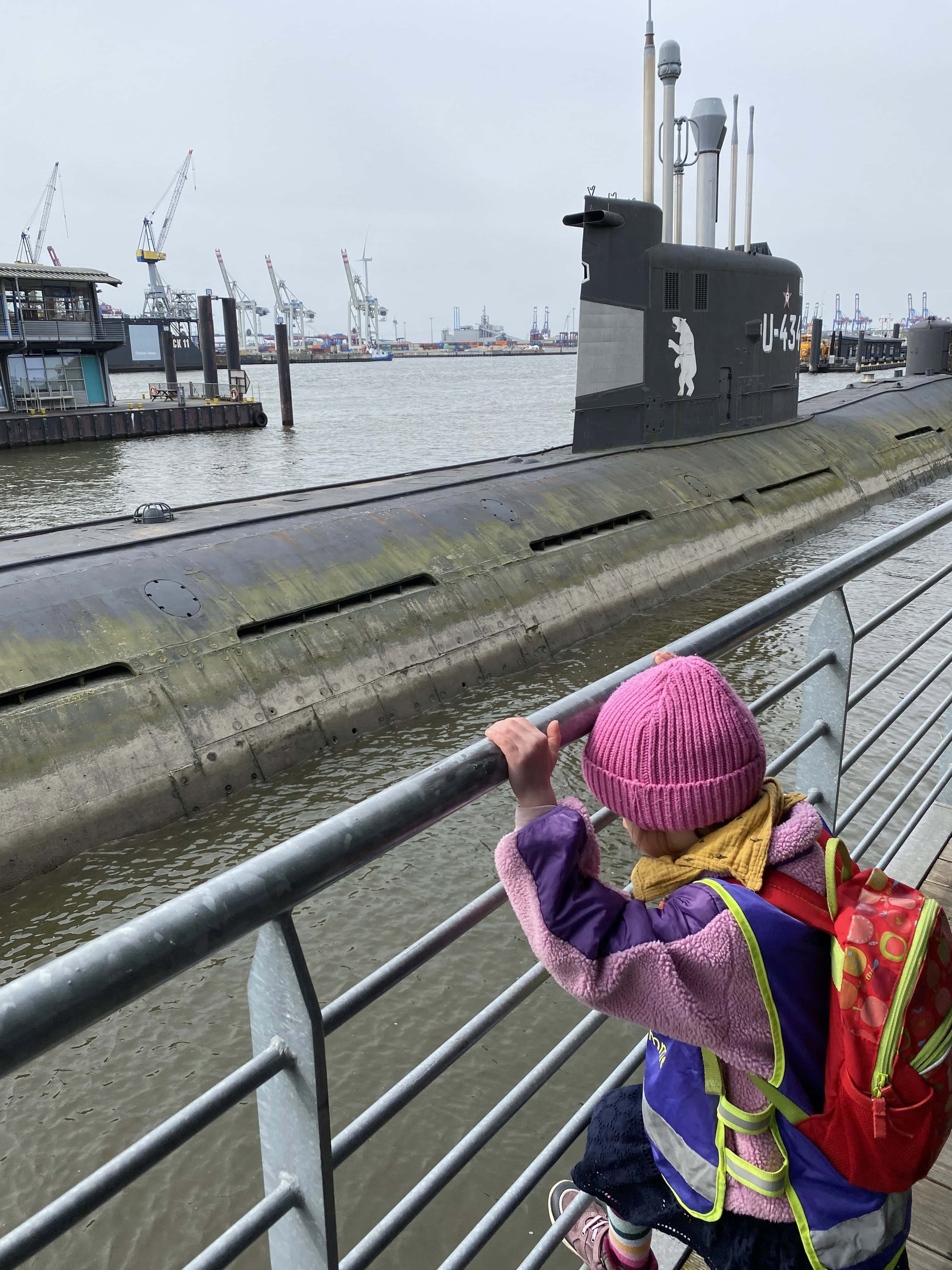 kita-hamburg-barmbek-seebek-wasser Kind der Kita kinderzimmer Seebek mit Warnwesten auf einem Ausflug in das U-Boot Museum