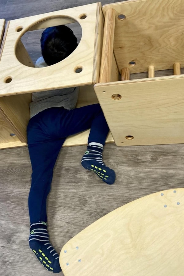 Ein Kind krabbelt im Bewegungsraum in der Kita Hamburg Bahrenfeld Villa Goldschmidtpark