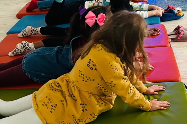 Ein Kind macht Yoga in der Kita Hamburg Bahrenfeld Villa Goldschmidtpark