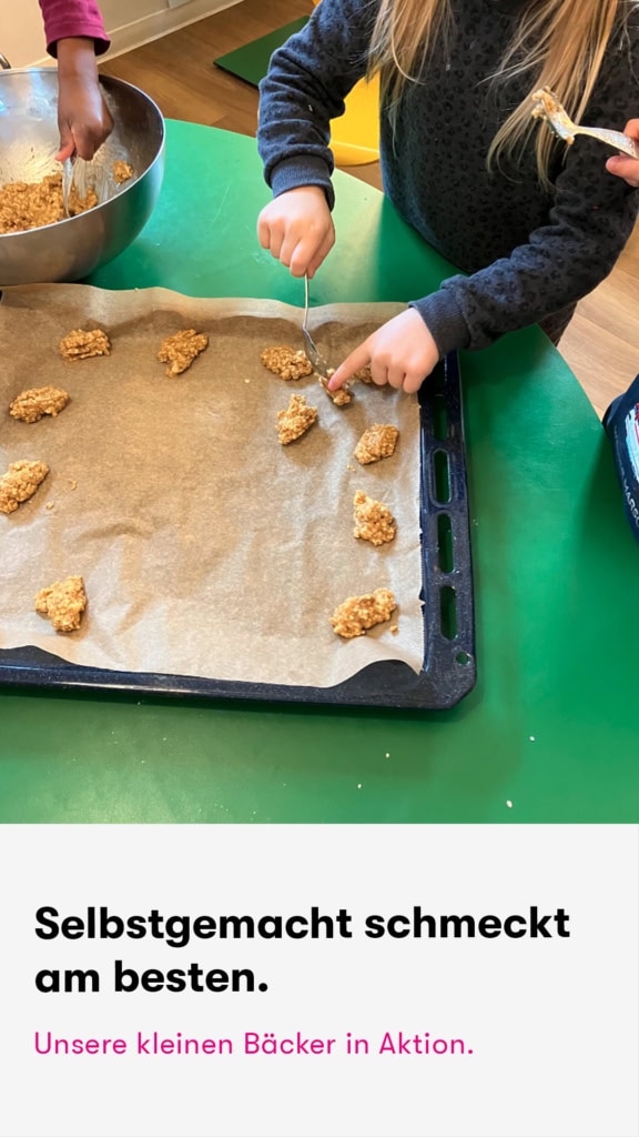 Kind platziert Teig auf ein Backblech in der Kita kinderzimmer Hamburg