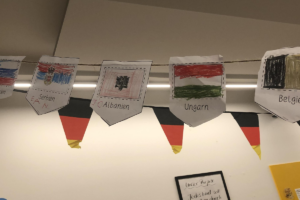 kita-hamburg-bahrenfeld-villa-goldschmidtpark-divers2 Selbstgebastelte Girlande mit verschiedenen Laendern drauf aus der Kita kinderzimmer Hamburg