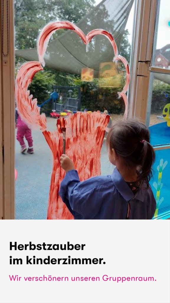 Ein Kind am Fenster und betrachtet die bunter Herbstdeko aus der Kita kinderzimmer Villa GoldschmidtparkHamburg Bahrenfeld 