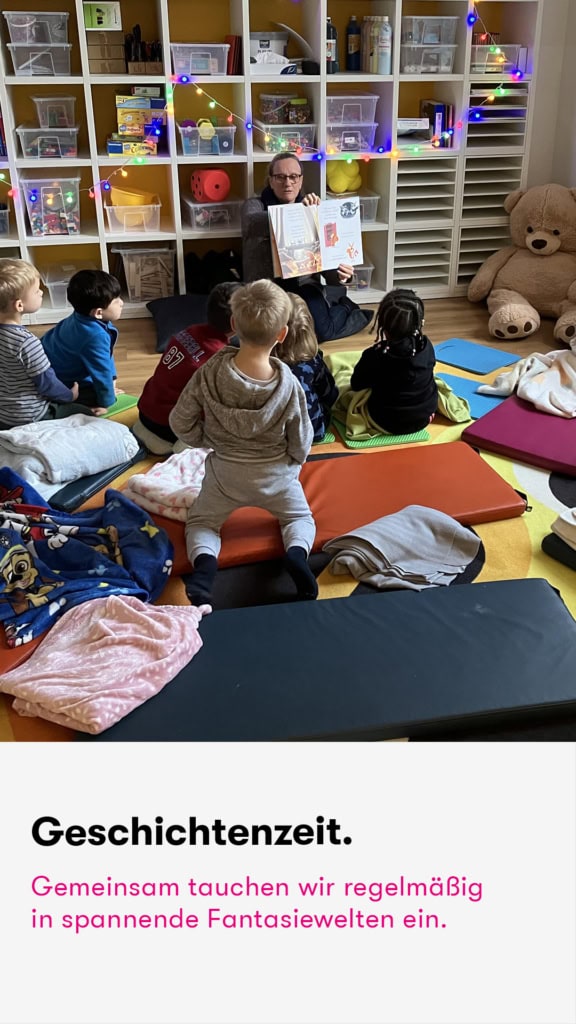 Kinder der Kita kinderzimmer Villa Goldschmidtpark in Hamburg Bahrenfeld sitzen im Kreis und lassen sich eine Geschichte vorlesen