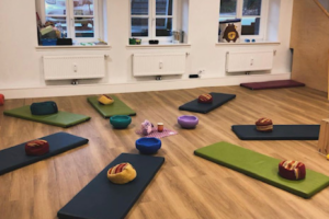 kita-hamburg-bahrenfeld-villa-goldschmidtpark-yoga7 Yogamatten in einem Gruppenraum in der Kita Hamburg Bahrenfeld Villa Goldschmidtpark