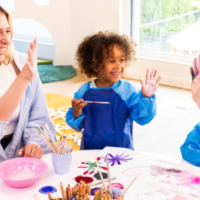 kita-kinderzimmer-stellenausschreibung-ausbildung Werbebild der Kita kinderzimmer Hamburg für die Stellenausschreibung für einer Ausbildung