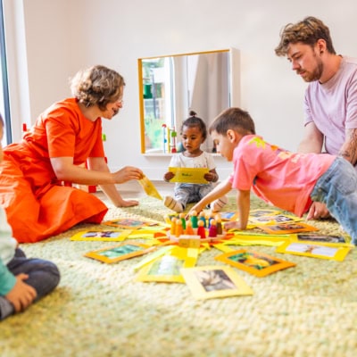 kita-kinderzimmer-stellenausschreibung-pädagogische-fachkraft Werbebild der Kita kinderzimmer Hamburg die pädagogische Fachkräfte bei der Arbeit zeigt
