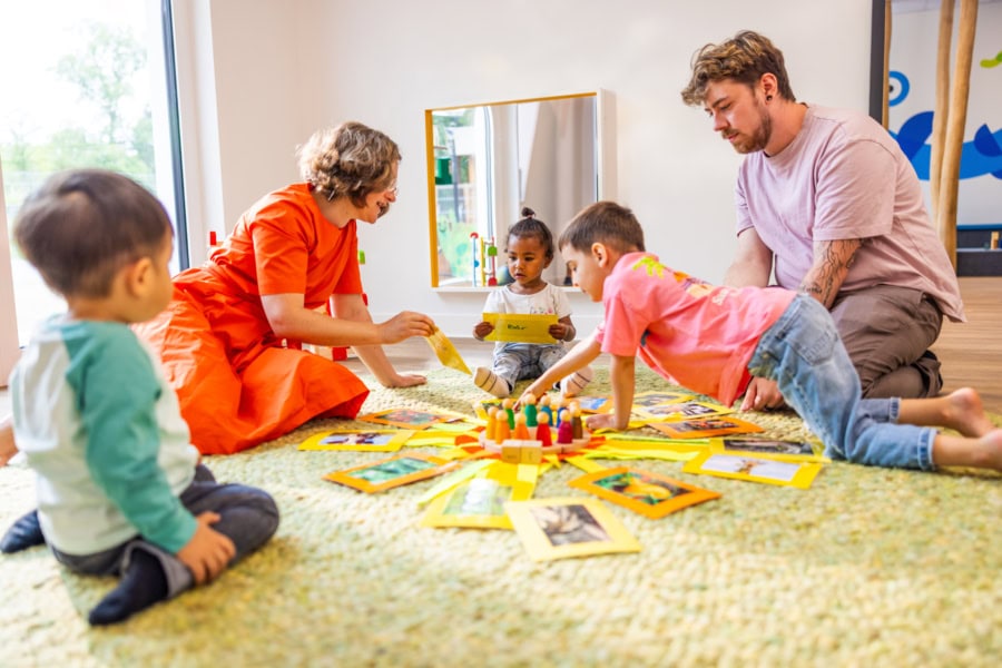 kita-kinderzimmer-stellenausschreibung-pädagogische-fachkraft Werbebild der Kita kinderzimmer Hamburg die pädagogische Fachkräfte bei der Arbeit zeigt