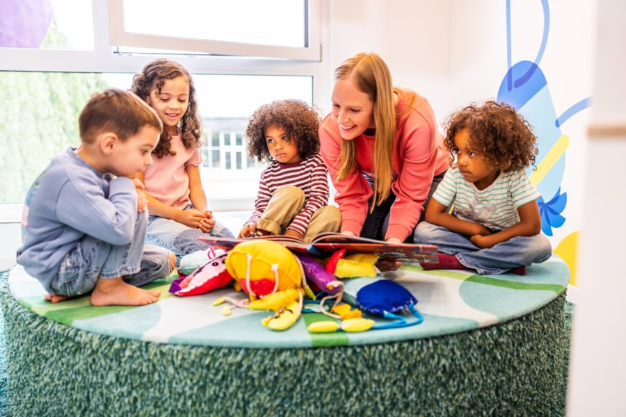 kita-kinderzimmer-stellenausschreibung-quereinstieg Werbebild der Kita kinderzimmer Hamburg für die Stellenausschreibung als Quereinsteiger