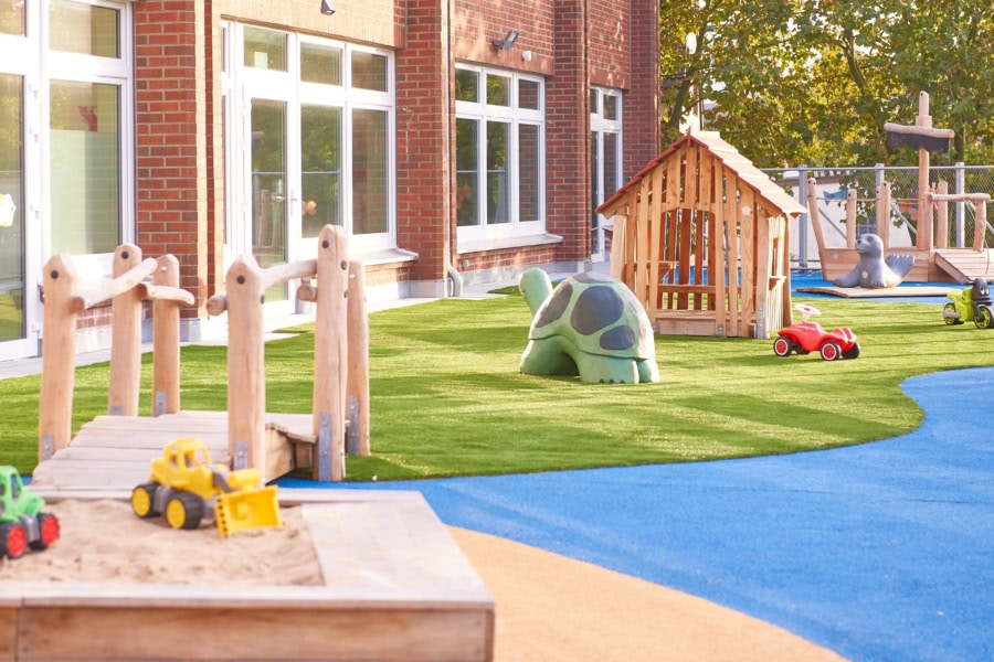 kita-kinderzimmer-unnenland-hamburg-barmbek-aussengelaende.jpg Kita kinderzimmer Seebek Außenbereich