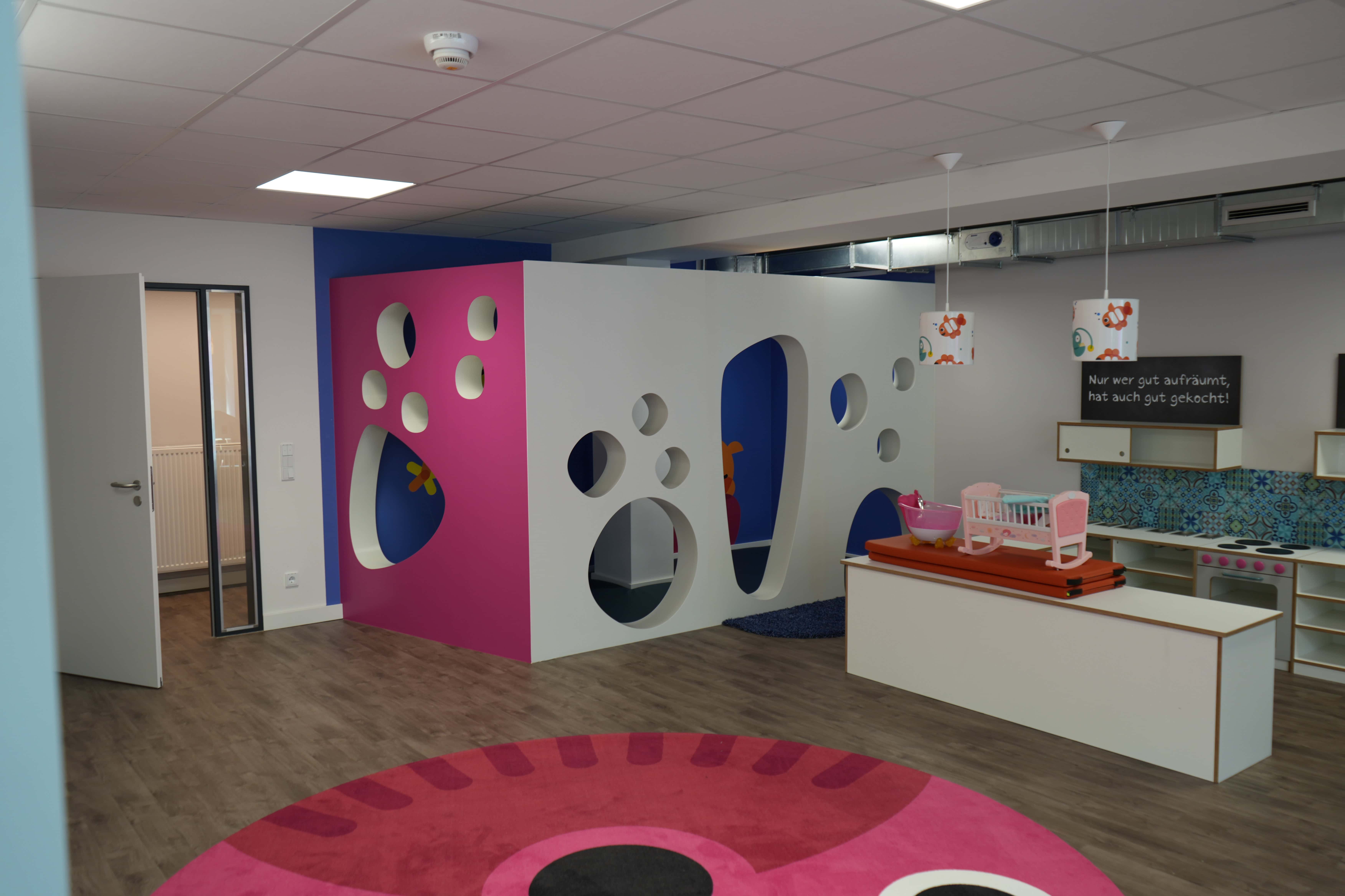 kita-hamburg-rotherbaum-grindelhof-DSC01488 Gruppenraum mit einer Kinderküche in der Kita kinderzimmer Grindelhof Hamburg