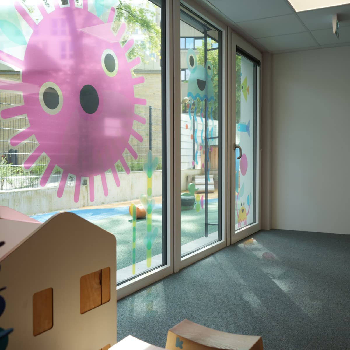 kita-hamburg-rotherbaum-grindelhof-DSC01494 Blick in das Außengelände aus einem Gruppenraum in der Kita kinderzimmer Grindelhof Hamburg