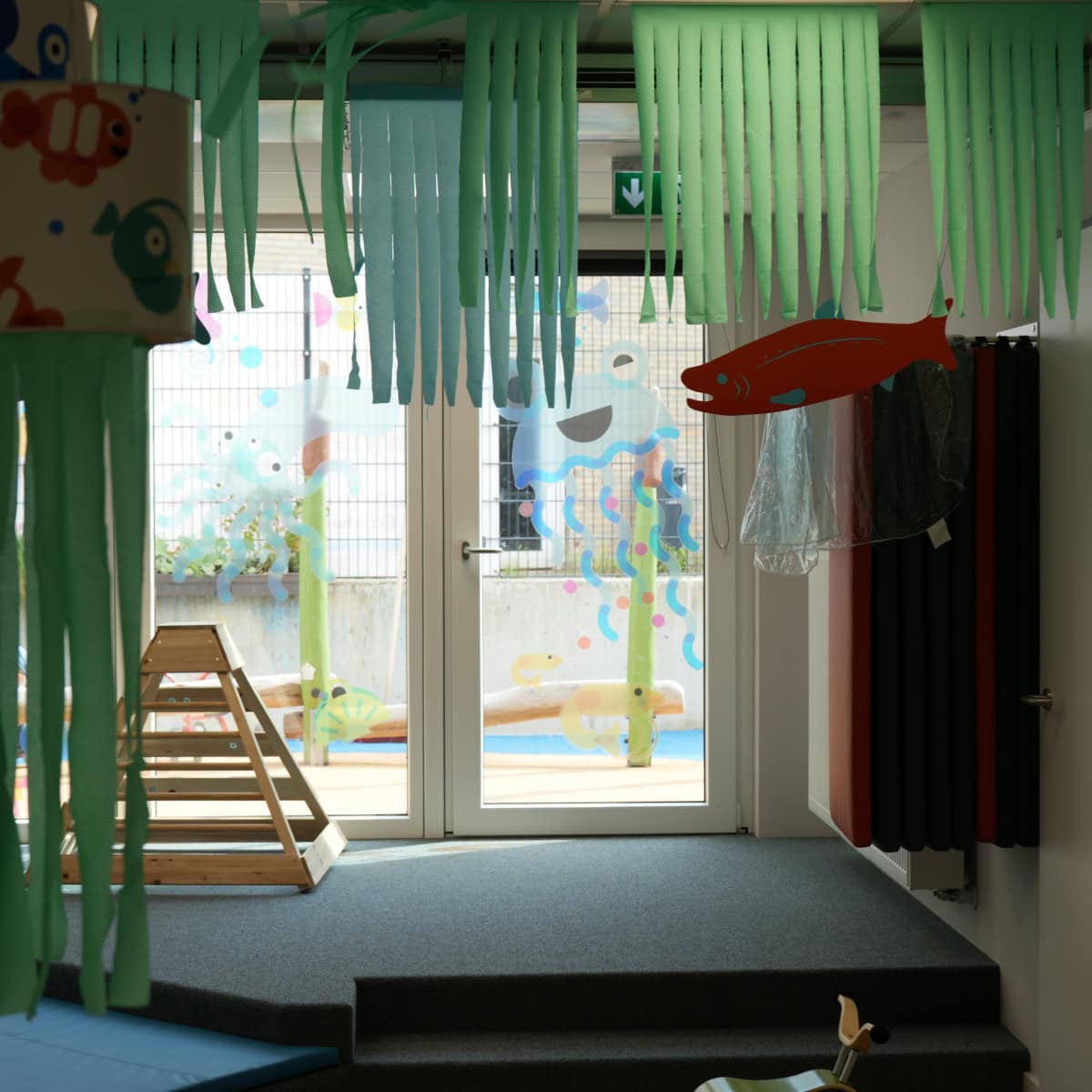 kita-hamburg-rotherbaum-grindelhof-DSC01537 Ein Gruppenraum mit grünen Girlanden in der Kita kinderzimmer Grindelhof Hamburg