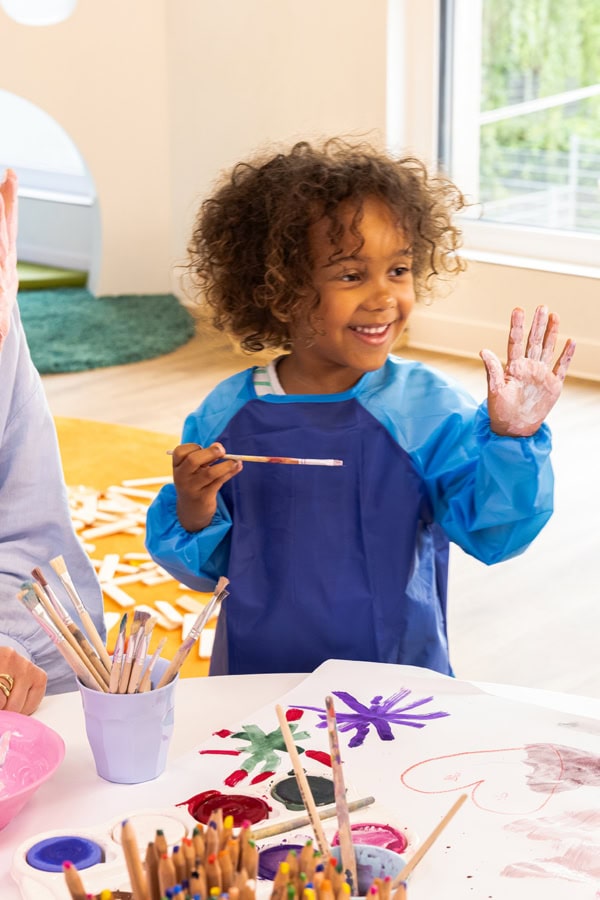 kita-kinderzimmer-hamburg-brand-shooting-hanna-malen-kinder-3x7a5515 Eine Gruppe spielt mit Fingerfarbe in der Kita kinderzimmer Hamburg