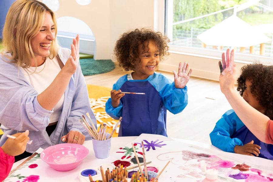 kita-kinderzimmer-hamburg-brand-shooting-hanna-malen-kinder-3x7a5515 Eine Gruppe spielt mit Fingerfarbe in der Kita kinderzimmer Hamburg