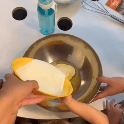 kita-kinderzimmer-eißendorf-hamburg-backen-grießkuchen-Bildschirmfoto 2024-10-09 um 11.15.32 Kinder backen Grießkuchen in der Kita kinderzimmer Eißendorf in Hamburg Eißendorf