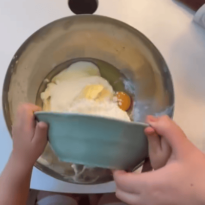kita-kinderzimmer-eißendorf-hamburg-backen-grießkuchen-Bildschirmfoto 2024-10-09 um 11.16.27 Kinder backen Grießkuchen in der Kita kinderzimmer Eißendorf in Hamburg Eißendorf