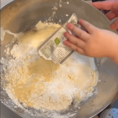 kita-kinderzimmer-eißendorf-hamburg-backen-grießkuchen-Bildschirmfoto 2024-10-09 um 11.17.34 Kinder backen Grießkuchen in der Kita kinderzimmer Eißendorf in Hamburg Eißendorf