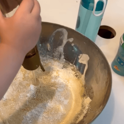 kita-kinderzimmer-eißendorf-hamburg-backen-grießkuchen-Bildschirmfoto 2024-10-09 um 11.17.52 Kinder backen Grießkuchen in der Kita kinderzimmer Eißendorf in Hamburg Eißendorf