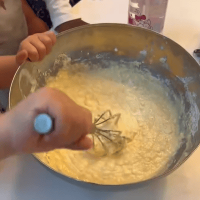 kita-kinderzimmer-eißendorf-hamburg-backen-grießkuchen-Bildschirmfoto 2024-10-09 um 11.18.07 Kinder verrühren Teig vom Grießkuchen in der Kita kinderzimmer Eißendorf in Hamburg Eißendorf
