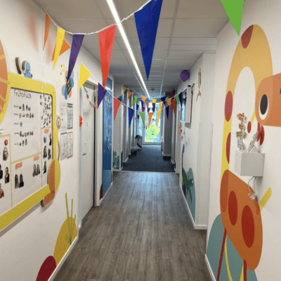 Flur mit Wimpelgirlanden von der Kita kinderzimmer Süderfeldpark in Hamburg Lokstedt