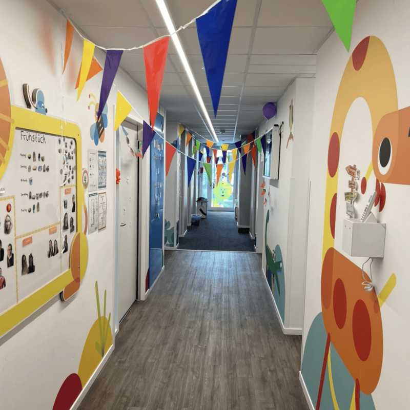 Flur mit Wimpelgirlanden von der Kita kinderzimmer Süderfeldpark in Hamburg Lokstedt