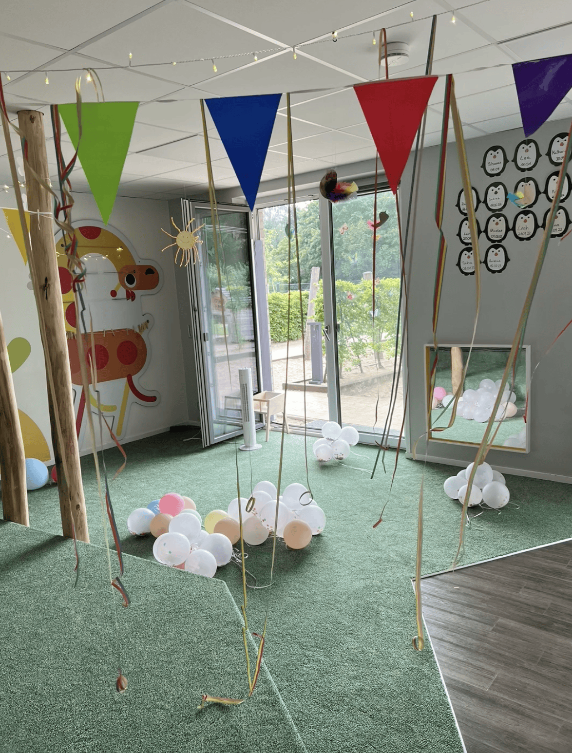 mit Wimpeln und Luftballons geschmückter Gruppenraum von der Kita kinderzimmer Süderfeldpark in Hamburg Lokstedt