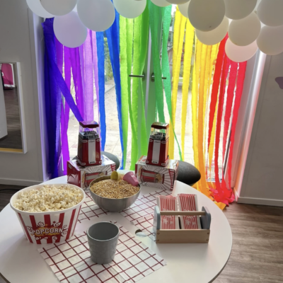 Tisch mit Popcorn von der Kita kinderzimmer Süderfeldpark in Hamburg Lokstedt