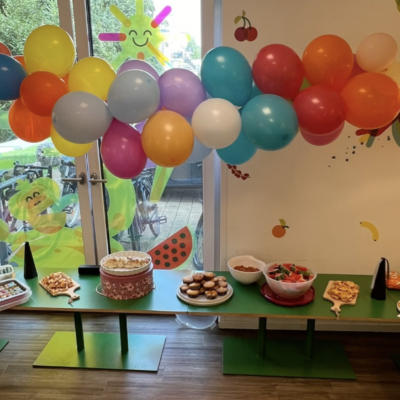 Buffettisch mit vielen Luftballons von der Kita kinderzimmer Süderfeldpark in Hamburg Lokstedt