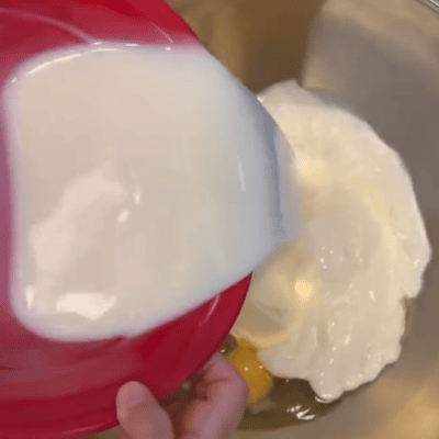 kita-kinderzimmer-eißendorf-hamburg-backen-herzhafter-kuchen-Bildschirmfoto 2024-11-12 um 10.38.55 Kinder verrühren Teig in der Kita kinderzimmer Eißendorf in Hamburg Eißendorf