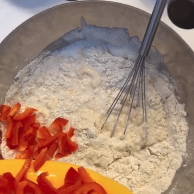 kita-kinderzimmer-eißendorf-hamburg-backen-herzhafter-kuchen-Bildschirmfoto 2024-11-12 um 10.39.21 Kinder verrühren Kuchenteig in der Kita kinderzimmer Eißendorf in Hamburg Eißendorf