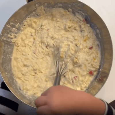 kita-kinderzimmer-eißendorf-hamburg-backen-herzhafter-kuchen-Bildschirmfoto 2024-11-12 um 10.40.15 Kinder verrühren Kuchenteig in der Kita kinderzimmer Eißendorf in Hamburg Eißendorf