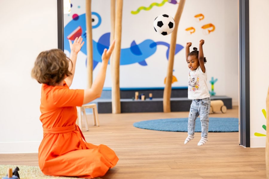 kita-kinderzimmer-hamburg-brand-olga-kind-ball-werfen