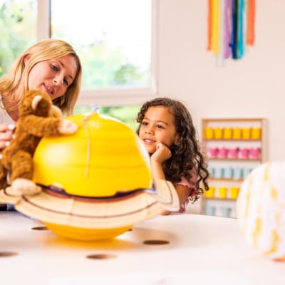 kita-kinderzimmer-hamburg-brand-hannah-saturn Vorschullehrerin bringt Mädchen spielerisch Wissen bei