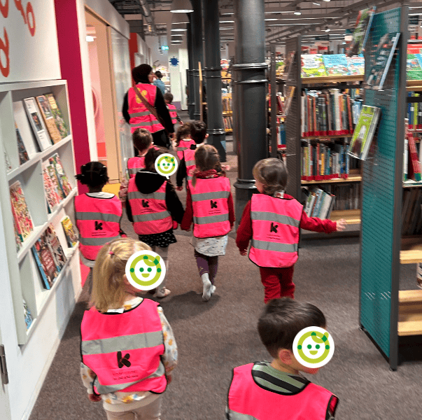 vorschule-kita-kinderzimmer-hamburg-Asuflug_Buecherei Vorschulkinder aus der Kita kinderzimmer Hamburg machen einen Ausflug in die Bücherei