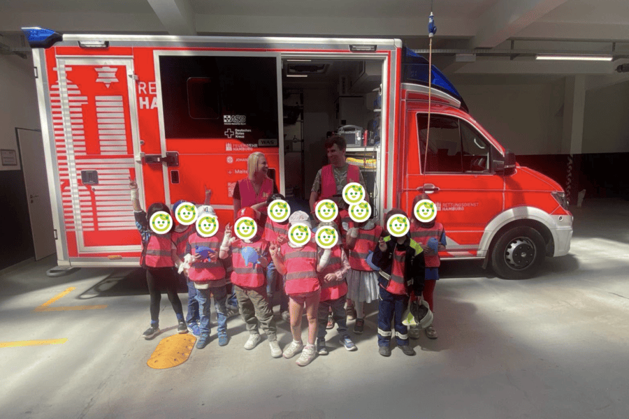 vorschule-kita-kinderzimmer-hamburg-Ausflug_Feuerwehr Vorschulkinder aus der Kita kinderzimmer Hamburg stehen vor einem Feuerwehrauto