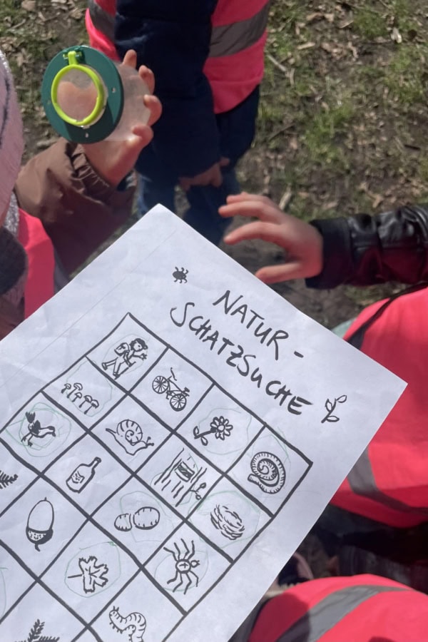 vorschule-kita-kinderzimmer-hamburg-Ausflug_Naturschatzsuche Vorschulkinder aus der Kita kinderzimmer Hamburg machen draußen eine Naturschatzsuche
