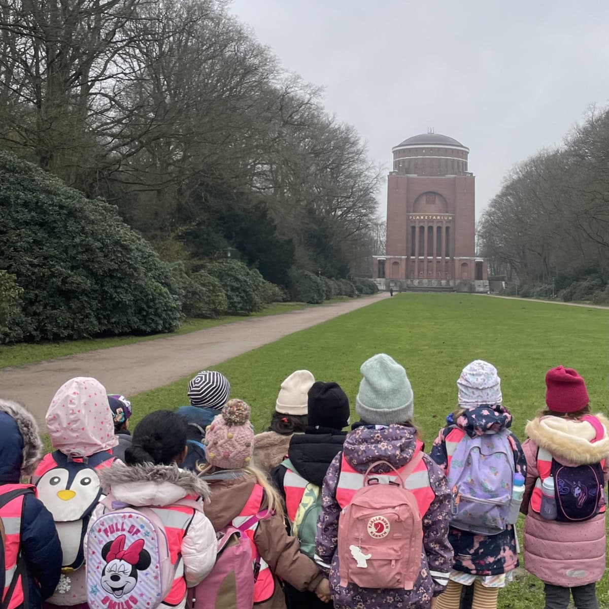 vorschule-kita-kinderzimmer-hamburg-ausflug_planetarium
